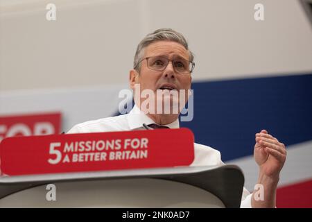 Manchester, Regno Unito. Febbraio 23rd, 2023. Keir Starmer lancia cinque missioni coraggiose per una migliore Gran Bretagna al 1 Angel Square, Manchester UK. Il leader laburista ha parlato di fronte ai colleghi del gabinetto ombra e ai politici con sede a Manchester. Egli ha delineato lo scopo delle missioni come. "Significa fornire una chiara serie di priorità. Un'attenzione incessante alle cose che contano di più". Picture: Garyroberts/worldwidefeatures.com/Alamy Live News Foto Stock