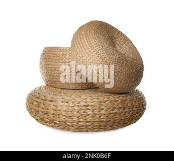 Tre eleganti pouf in vimini su sfondo bianco Foto Stock