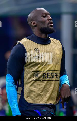 Milano, Italia. 22nd Feb, 2023. Romelu Lukaku (90) dell'Inter si sta riscaldando durante la partita della UEFA Champions League tra l'Inter e il FC Porto a Giuseppe Meazza a Milano. (Photo Credit: Gonzales Photo/Alamy Live News Foto Stock