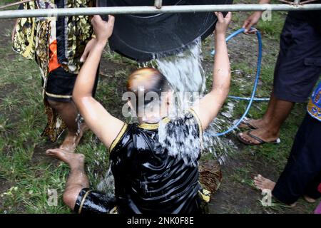 23 febbraio 2023, Sleman, Regione Speciale di Yogyakarta, Indonesia: Ballerini in azione durante il Kuda lumping o localmente conosciuto come ''Jathilan''performance artistica a Sleman, Regione Speciale di Yogyakarta. Jathilan è un'arte che combina elementi dei movimenti di danza con rituali, come mezzo di intrattenimento pubblico. A parte questo, lo scopo di mettere Jathilan in scena è come mezzo per unire il popolo contro l'oppressione. Così, le figure raffigurate in questa arte sono guerrieri che sono simili ai guerrieri in tempi reali antichi. Oltre a seguire i ceppi della musica gamelan, i ballerini sono anche posseduti da s. Foto Stock