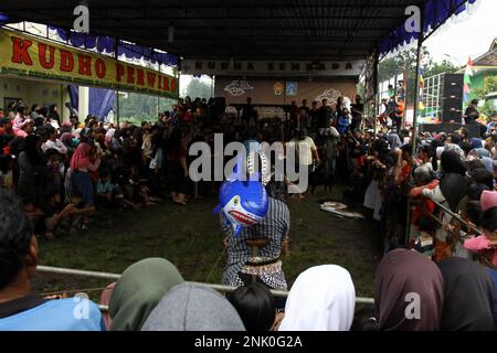 23 febbraio 2023, Sleman, Regione Speciale di Yogyakarta, Indonesia: Ballerini in azione durante il Kuda lumping o localmente conosciuto come ''Jathilan''performance artistica a Sleman, Regione Speciale di Yogyakarta. Jathilan è un'arte che combina elementi dei movimenti di danza con rituali, come mezzo di intrattenimento pubblico. A parte questo, lo scopo di mettere Jathilan in scena è come mezzo per unire il popolo contro l'oppressione. Così, le figure raffigurate in questa arte sono guerrieri che sono simili ai guerrieri in tempi reali antichi. Oltre a seguire i ceppi della musica gamelan, i ballerini sono anche posseduti da s. Foto Stock