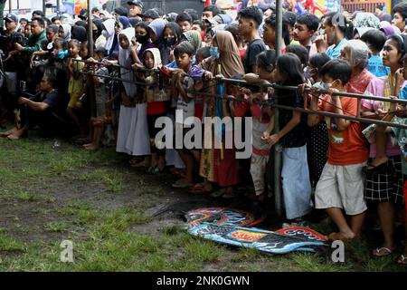 23 febbraio 2023, Sleman, Regione Speciale di Yogyakarta, Indonesia: La gente guarda la performance del Kuda lumping o locale asÂ ''Jathilan'' performance art a Sleman, Regione Speciale di Yogyakarta. Jathilan è un'arte che combina elementi dei movimenti di danza con rituali, come mezzo di intrattenimento pubblico. A parte questo, lo scopo di mettere Jathilan in scena è come mezzo per unire il popolo contro l'oppressione. Così, le figure raffigurate in questa arte sono guerrieri che sono simili ai guerrieri in tempi reali antichi. Oltre a seguire i ceppi della musica gamelan, i ballerini sono anche posse Foto Stock