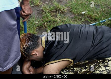 23 febbraio 2023, Sleman, Regione Speciale di Yogyakarta, Indonesia: Ballerina in azione durante il Kuda lumping o localmente conosciuto come ''Jathilan''performance artistica a Sleman, Regione Speciale di Yogyakarta. Jathilan è un'arte che combina elementi dei movimenti di danza con rituali, come mezzo di intrattenimento pubblico. A parte questo, lo scopo di mettere Jathilan in scena è come mezzo per unire il popolo contro l'oppressione. Così, le figure raffigurate in questa arte sono guerrieri che sono simili ai guerrieri in tempi reali antichi. Oltre a seguire i ceppi della musica gamelan, anche i ballerini sono posseduti da Foto Stock