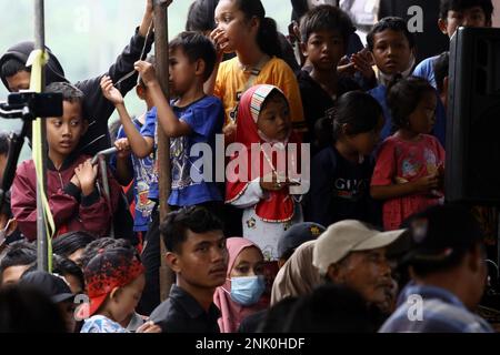 23 febbraio 2023, Sleman, Regione Speciale di Yogyakarta, Indonesia: La gente guarda la performance del Kuda lumping o locale asÂ ''Jathilan'' performance art a Sleman, Regione Speciale di Yogyakarta. Jathilan è un'arte che combina elementi dei movimenti di danza con rituali, come mezzo di intrattenimento pubblico. A parte questo, lo scopo di mettere Jathilan in scena è come mezzo per unire il popolo contro l'oppressione. Così, le figure raffigurate in questa arte sono guerrieri che sono simili ai guerrieri in tempi reali antichi. Oltre a seguire i ceppi della musica gamelan, i ballerini sono anche posse Foto Stock