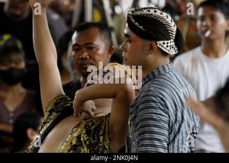 23 febbraio 2023, Sleman, Regione Speciale di Yogyakarta, Indonesia: Ballerini in azione durante il Kuda lumping o localmente conosciuto come ''Jathilan''performance artistica a Sleman, Regione Speciale di Yogyakarta. Jathilan è un'arte che combina elementi dei movimenti di danza con rituali, come mezzo di intrattenimento pubblico. A parte questo, lo scopo di mettere Jathilan in scena è come mezzo per unire il popolo contro l'oppressione. Così, le figure raffigurate in questa arte sono guerrieri che sono simili ai guerrieri in tempi reali antichi. Oltre a seguire i ceppi della musica gamelan, i ballerini sono anche posseduti da s. Foto Stock