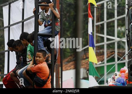 23 febbraio 2023, Sleman, Regione Speciale di Yogyakarta, Indonesia: La gente guarda la performance del Kuda lumping o locale asÂ ''Jathilan'' performance art a Sleman, Regione Speciale di Yogyakarta. Jathilan è un'arte che combina elementi dei movimenti di danza con rituali, come mezzo di intrattenimento pubblico. A parte questo, lo scopo di mettere Jathilan in scena è come mezzo per unire il popolo contro l'oppressione. Così, le figure raffigurate in questa arte sono guerrieri che sono simili ai guerrieri in tempi reali antichi. Oltre a seguire i ceppi della musica gamelan, i ballerini sono anche posse Foto Stock