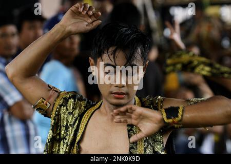 23 febbraio 2023, Sleman, Regione Speciale di Yogyakarta, Indonesia: Ballerina in azione durante il Kuda lumping o localmente conosciuto come ''Jathilan''performance artistica a Sleman, Regione Speciale di Yogyakarta. Jathilan è un'arte che combina elementi dei movimenti di danza con rituali, come mezzo di intrattenimento pubblico. A parte questo, lo scopo di mettere Jathilan in scena è come mezzo per unire il popolo contro l'oppressione. Così, le figure raffigurate in questa arte sono guerrieri che sono simili ai guerrieri in tempi reali antichi. Oltre a seguire i ceppi della musica gamelan, anche i ballerini sono posseduti da Foto Stock