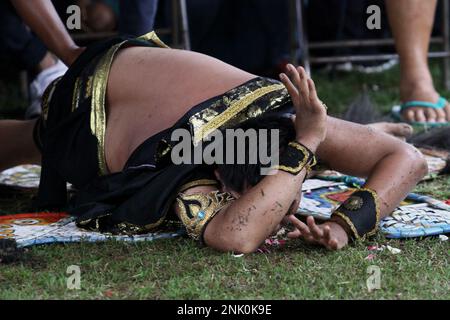 23 febbraio 2023, Sleman, Regione Speciale di Yogyakarta, Indonesia: Ballerina in azione durante il Kuda lumping o localmente conosciuto come ''Jathilan''performance artistica a Sleman, Regione Speciale di Yogyakarta. Jathilan è un'arte che combina elementi dei movimenti di danza con rituali, come mezzo di intrattenimento pubblico. A parte questo, lo scopo di mettere Jathilan in scena è come mezzo per unire il popolo contro l'oppressione. Così, le figure raffigurate in questa arte sono guerrieri che sono simili ai guerrieri in tempi reali antichi. Oltre a seguire i ceppi della musica gamelan, anche i ballerini sono posseduti da Foto Stock