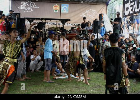 23 febbraio 2023, Sleman, Regione Speciale di Yogyakarta, Indonesia: Ballerini in azione durante il Kuda lumping o localmente conosciuto come ''Jathilan''performance artistica a Sleman, Regione Speciale di Yogyakarta. Jathilan è un'arte che combina elementi dei movimenti di danza con rituali, come mezzo di intrattenimento pubblico. A parte questo, lo scopo di mettere Jathilan in scena è come mezzo per unire il popolo contro l'oppressione. Così, le figure raffigurate in questa arte sono guerrieri che sono simili ai guerrieri in tempi reali antichi. Oltre a seguire i ceppi della musica gamelan, i ballerini sono anche posseduti da s. Foto Stock