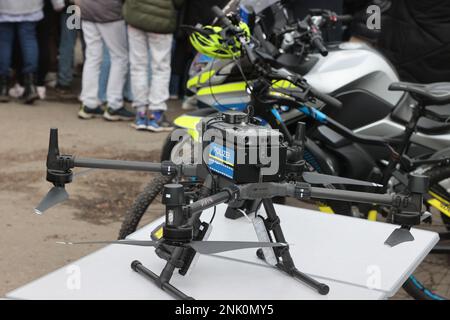 Erfurt, Germania. 23rd Feb, 2023. Un drone di polizia si trova nel cortile della Kommunale Gesamtschule am Schwemmbach durante l'apertura della campagna di reclutamento della polizia Turingia. Credit: Bodo Schackow/dpa/Alamy Live News Foto Stock