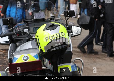 Erfurt, Germania. 23rd Feb, 2023. Un casco per motociclette di polizia si trova su una motocicletta di polizia all'apertura della campagna di reclutamento della polizia Turingia per giovani talenti nel cortile della Kommunale Gesamtschule am Schwemmbach. Credit: Bodo Schackow/dpa/Alamy Live News Foto Stock