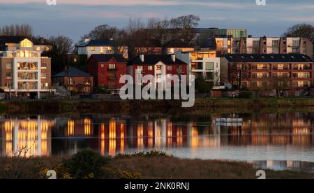 Le case su una strada a Galway, Irlanda, si riflettono sulla superficie Foto Stock