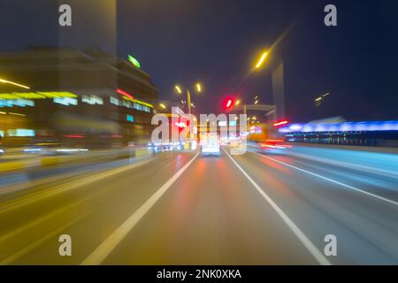 Guida veloce nella città notturna, sfocatura del movimento Foto Stock