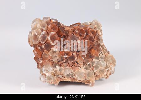 L'aragonite è un minerale di carbonato, una delle tre forme cristalline più comuni di carbonato di calcio. Foto Stock