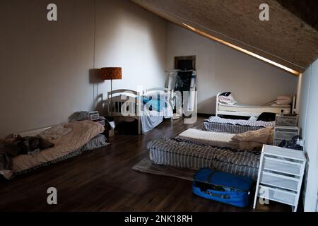 I quartieri dormienti del rifugio KyivPride LGBTQi a Kyiv, Ucraina, in vista del primo anniversario del Venerdì dell'invasione russa dell'Ucraina. Data immagine: Giovedì 23 febbraio 2023. Foto Stock