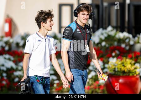 DOOHAN Jack (aus), Alpine F1 Team A523, ritratto e MINI Gabriele (ita), pilota dell'Accademia Alpina durante i test pre-stagionali di Formula 1 Armco 2023 del Campionato Mondiale FIA Formula uno 2023 dal 23 al 25 febbraio 2023 sul circuito Internazionale del Bahrain, a Sakhir, Bahrain - Foto Xavi Bonilla / DPPI Foto Stock