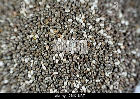Semi di chia essiccati ad alto contenuto di fibre alimentari, vitamine, minerali, proteine, grassi e carboidrati, Ricco in vitamine di B, tiamina e niacina, it' Foto Stock