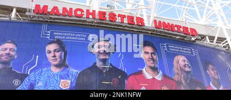 Manchester, Regno Unito, 23rd febbraio 2023. La scena al di fuori del campo al Manchester United Football Club prima della progressione Europa League con il Barcelona Football Club. Credit: Terry Waller/Alamy Live News Foto Stock