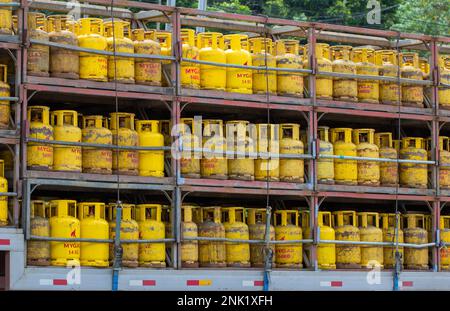 Kota Kinabalu, Sabah, Malesia - Febbraio 21 2023: Bombole di gas GPL trasportate per la distribuzione in un camion. Gas GPL utilizzato per la cucina domestica Foto Stock