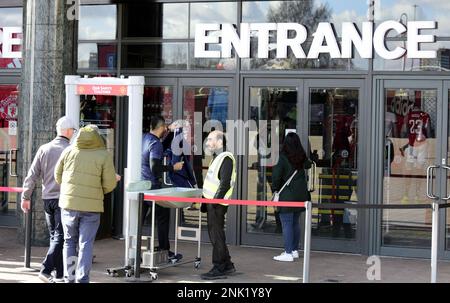 Manchester, Regno Unito, 23rd febbraio 2023. La scena al di fuori del campo al Manchester United Football Club prima della progressione Europa League con il Barcelona Football Club. Credit: Terry Waller/Alamy Live News Foto Stock