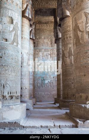 Sala esterna ipostile, tempio di Hathor, Dendara, Egitto Foto Stock