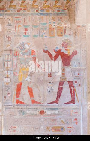 Bas rilievo immagine raffigurante il faraone (a destra) che fa offerte al Dio Horus, tempio Hatshepsut di Deir al Bahari, Luxor, Egitto Foto Stock