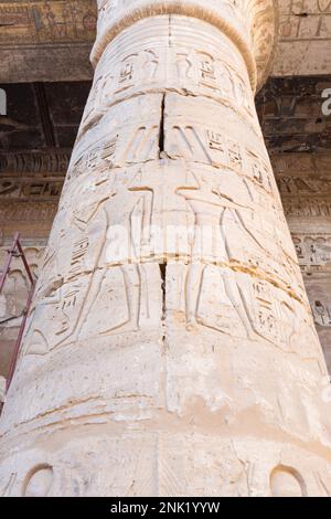 Colonna con rilievi, tempio Medinat Habu, Luxor, Egitto Foto Stock