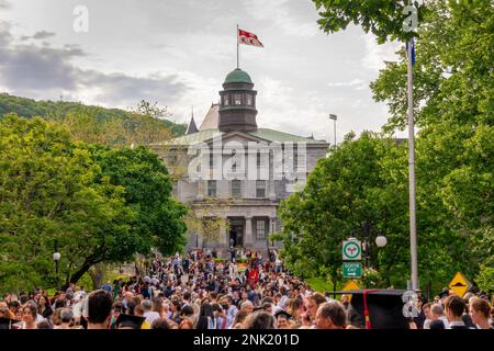 Folla al campus universitario McGill il giorno della laurea in primavera, a Montreal, Quebec, Canada Foto Stock