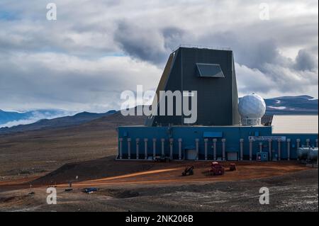 BASE AEREA THULE, Groenlandia – il radar di allarme rapido aggiornato scansiona l'orizzonte alla base aerea Thule, Groenlandia, 10 agosto 2022. UEWR è un sistema radar ad array di fase a stato solido, a due lati, con copertura a 240 gradi, che viene azionato 24 ore al giorno, 365 giorni all'anno dal 12th Space Warning Squadron, un componente di Space Delta 4 - Missile Warning. 12 SWS fa parte della rete Integrated Tactical Warning and Attack Assessment, che fornisce un allarme tempestivo dei lanci di missili balistici alle autorità del comando nazionale tramite il Centro di avvertimento missili e il North American Aerospace Defense Command. Foto Stock