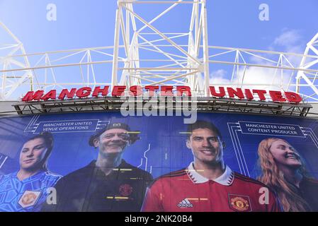 Manchester, Regno Unito, 23rd febbraio 2023. La scena al di fuori del campo al Manchester United Football Club prima della progressione Europa League con il Barcelona Football Club. Credit: Terry Waller/Alamy Live News Foto Stock