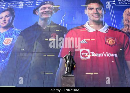 Manchester, Regno Unito, 23rd febbraio 2023. Statua di Sir Matt Busby. La scena al di fuori del campo al Manchester United Football Club prima della progressione Europa League con il Barcelona Football Club. Credit: Terry Waller/Alamy Live News Foto Stock