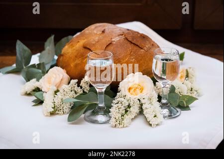 tradizionale pane di benvenuto di nozze con sale e vodka in bicchieri Foto Stock