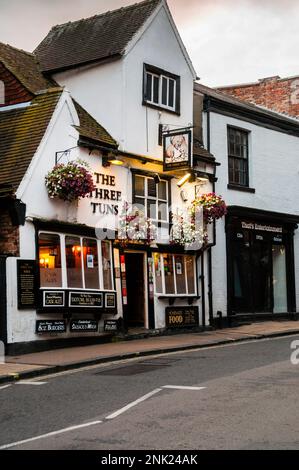 Il Three Tuns autentico pub inglese secolare nella York medievale, in Inghilterra. Foto Stock