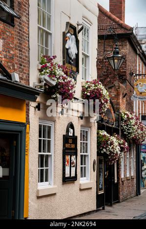 Il pub Old White Swan di York, Inghilterra, è il terzo pub più antico della città. Foto Stock