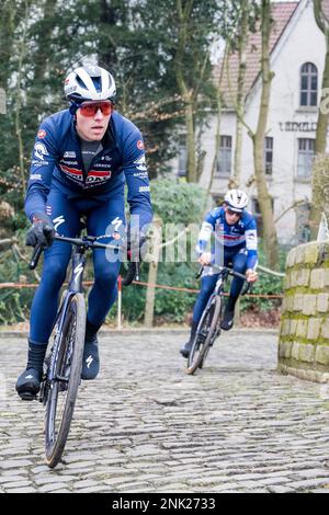 Il pilota Soudal Quick-Step è stato raffigurato in azione durante la ricognizione della pista della gara ciclistica di un giorno di questo weekend, Omloop Het Nieuwsblad, giovedì 23 febbraio 2023. FOTO DI BELGA JASPER JACOBS Foto Stock