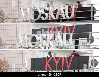 23 febbraio 2023, Berlino: Lo storico Cafe Mosca è rinominato per alcuni giorni nel Cafe Kyiv (Kiev) (3 foto combo). Il 24.02.2023 è il primo anniversario della guerra di aggressione russa contro l'Ucraina. Foto: Jörg Carstensen/dpa Foto Stock