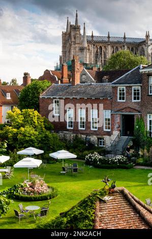 Vista dalle mura della città di York in Inghilterra del Grey's Court Hotel e dei giardini. Foto Stock