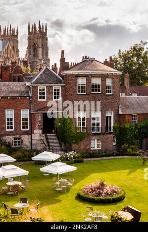 Vista dalle mura di York City in Inghilterra del Grey's Court Hotel e dei giardini. Foto Stock