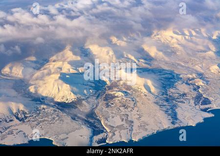 Veduta aerea delle montagne ghiacciate e dei fiumi del Polo Nord Foto Stock