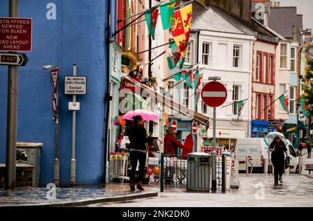 Una fetta di vita nella città balneare di Caernarfon, Galles. Foto Stock