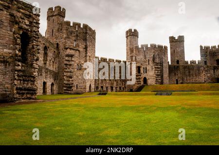 Castello edoardiano di Caernarfon, dal punto di vista architettonico drammatico, a Caernarfon, Galles. Foto Stock