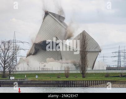 Biblis, Germania. 23rd Feb, 2023. La seconda delle quattro torri di raffreddamento della centrale nucleare di Biblis smantellata sta crollando come previsto durante la demolizione. Non è stato soffiato, ma destabilizzato con gli escavatori fino a quando non è crollato. La centrale nucleare è stata smantellata a seguito del graduale smantellamento nucleare della Germania a seguito del disastro di Fukushima nel 2011. Credit: Frank Rumpenhorst/dpa/Alamy Live News Foto Stock