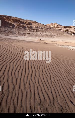 Ondulato vento soffiato modelli di sabbia nella Valle della Luna, San Pedro de Atacama, Cile Foto Stock