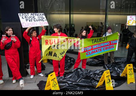 Londra, Inghilterra, Regno Unito, 23/02/2023, i membri della Coal Action si uniscono alle proteste globali contro gli assicuratori Talbot e Cincinnati che li esortano a smettere di assicurare il gasdotto petrolifero dell'Africa orientale (EACOP) Foto Stock