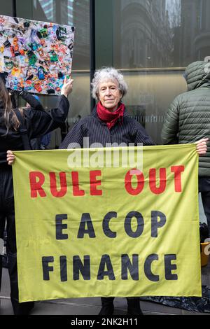 Londra, Inghilterra, Regno Unito, 23/02/2023, i membri della Coal Action si uniscono alle proteste globali contro gli assicuratori Talbot e Cincinnati che li esortano a smettere di assicurare il gasdotto petrolifero dell'Africa orientale (EACOP) Foto Stock