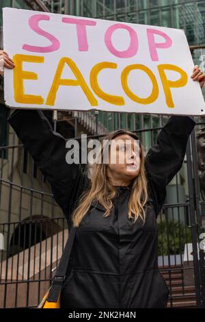 Londra, Inghilterra, Regno Unito, 23/02/2023, i membri della Coal Action si uniscono alle proteste globali contro gli assicuratori Talbot e Cincinnati che li esortano a smettere di assicurare il gasdotto petrolifero dell'Africa orientale (EACOP) Foto Stock