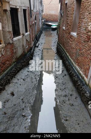 La bassa marea oggi a Venezia ha raggiunto i -62 centimetri sopra il livello medio del mare, causando gravi problemi alla navigazione nei canali più piccoli. Non è la prima volta infatti, negli ultimi anni, Venezia ha vissuto una serie di maree poco profonde che hanno visto molti dei suoi famosi canali correre a secco. Il cambiamento climatico e la subsidenza sono citati come due fattori significativi in questo fenomeno. Foto Stock