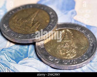 Dettaglio macro con una moneta da 10 baht thailandese. Il baht è la valuta ufficiale della Thailandia Foto Stock