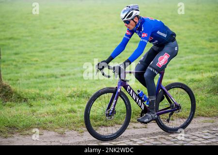 Oscar Riesebeek olandese di Alpecin-Deceuninck raffigurato in azione durante la ricognizione della pista di questo weekend della gara ciclistica di un giorno Oloop Het Nieuwsblad, giovedì 23 febbraio 2023. FOTO DI BELGA JASPER JACOBS Foto Stock