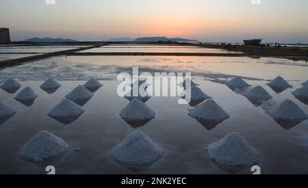 La Riserva Naturale orientata alle Saline di Trapani e Paceco è un'area naturale protetta della Sicilia dove si svolge l'antica attività di estrazione del sale marino Foto Stock